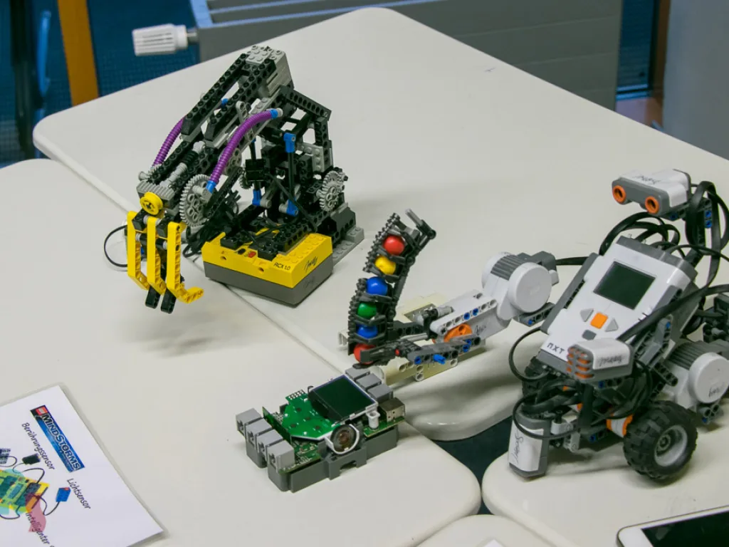 Gebaute Lego-Roboter auf einem Tisch.